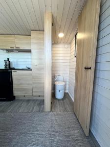 bagno con servizi igienici e porta in legno di Halsuan Helmi a Halsua