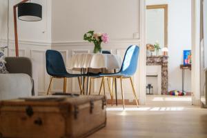 stół z krzesłami i wazon kwiatów na nim w obiekcie Le Marais cosy-comfy appartment w Paryżu +7 zdjęć