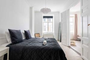 Postel nebo postele na pokoji v ubytování Chic Apartment in Vibrant Area by Copenhagen Canals