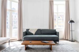 Posezení v ubytování Chic Apartment in Vibrant Area by Copenhagen Canals + 42 fotografií