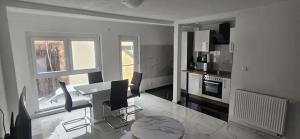 Η κουζίνα ή μικρή κουζίνα στο Lichtdurchflutete Wohnung Weinsberg +8 φωτογραφίες