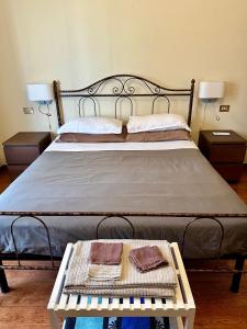 Letto o letti in una camera di The Grapevine by MANVI