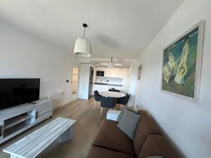 una sala de estar con un sofá y una mesa en Apartamento Playa Canelas II, en Portonovo