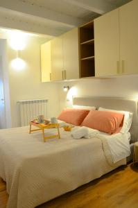 een slaapkamer met een groot bed en een tafel. bij La Maddalena 5 in Bitetto