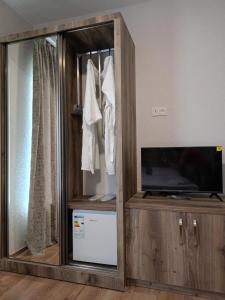 una stanza con una tv e una cassettiera con un armadio di Panorama RABATI a Akhaltsikhe