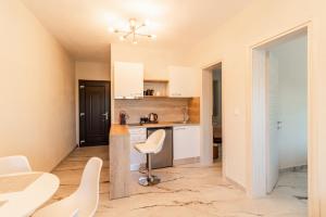 Afbeelding uit fotogalerij van G C Luxury Apartments in Nikiti