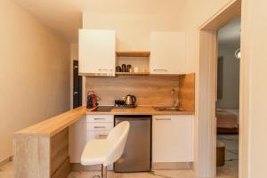 Afbeelding uit fotogalerij van G C Luxury Apartments in Nikiti +195 foto's