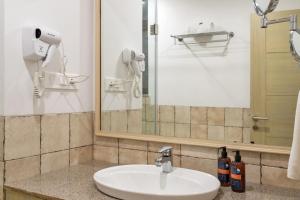 Bilik mandi di D'Retreat 1BHK Apartment by tisyastays +11 gambar