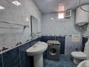 Fontain apartment by Bakuapartにあるバスルーム +10枚の写真