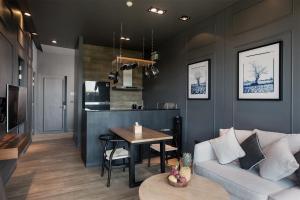 un salon avec un canapé et une table dans l'établissement Saturdays by Holy Cow, à Ban Saiyuan (1)