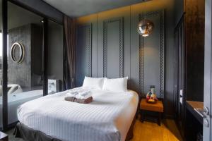 une chambre avec un grand lit et une baignoire dans l'établissement Saturdays by Holy Cow, à Ban Saiyuan (1) 18 autres photos