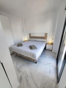 a bedroom with a bed with a marble floor at Apartamento Gloria Bendita in Jerez de la Frontera