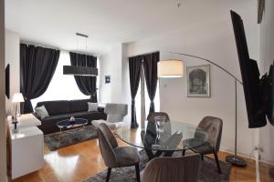 Φωτογραφία από το άλμπουμ του Luxury one bedroom apartment in beachfront apart Hotel στην Μπούντβα