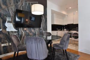 Φωτογραφία από το άλμπουμ του Luxury one bedroom apartment in beachfront apart Hotel στην Μπούντβα