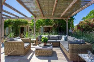 Posezení v ubytování Villa Marelle- Stunning villa with pool near Pezenas