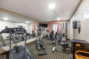 a gym with several treadmills and exercise bikes at Baymont by Wyndham Louisville South/Shepherdsville/I 65 in Brooks