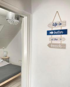 バラトンマーリアフュルドゥーにあるMária Full houseの「ビーチでの生活は最高」と書かれた看板のある部屋