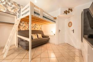 a living room with a bunk bed and a couch at Urban Jungle PARKING & Netflix Centre historique in Manosque
