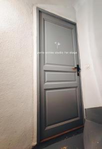 a gray door with a sign on it at Urban Jungle PARKING & Netflix Centre historique in Manosque