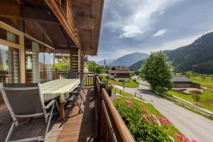d'un balcon avec une table et des chaises. dans l'établissement Schöneben Chalet Enzian, à Wald im Pinzgau