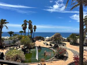 un complexe avec une piscine et un parc aquatique dans l'établissement Sunny Apartment, à Puerto del Carmen