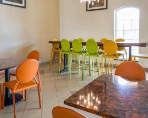 a room with a bunch of chairs and tables at Quality Suites Waldorf in Waldorf