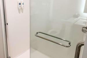 Ein Badezimmer in der Unterkunft Comfort Suites Clearwater - Dunedin