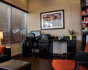 Ein Sitzbereich in der Unterkunft Comfort Suites Clearwater - Dunedin