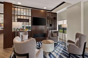 vestíbulo con sillas y TV de pantalla plana en Comfort Suites Columbus East Broad, en Columbus