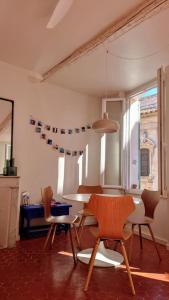 a dining room with a table and chairs at Appartement de charme - WIFI - Centre historique in Toulon