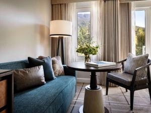 Uma área de estar em Fairmont Chateau Whistler