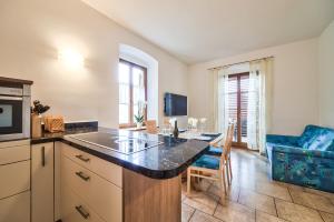Köök või kööginurk majutusasutuses Linslhof Apt Quarz