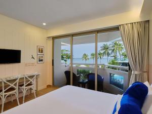 ein Hotelzimmer mit Bett und Blick aufs Meer in der Unterkunft HOMM Bliss Southbeach Patong in Patong Beach