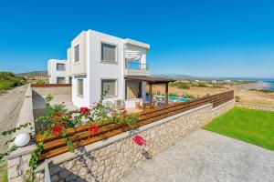 een villa met uitzicht op de oceaan bij Olga Luxury Beach Front Villas in Lachaniá