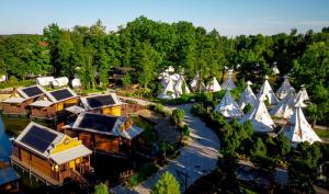 扎托尔Western Camp Resort的享有度假村空中美景,设有帐篷