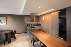 DoubleTree By Hilton Seoul Pangyo Residences的厨房或小厨房