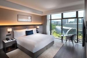 DoubleTree By Hilton Seoul Pangyo Residences客房内的一张或多张床位