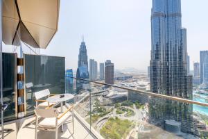 een balkon met uitzicht op een stad bij Luxe 3-BR in Address Dubai Opera with Full Burj View in Dubai