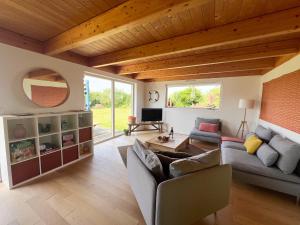 un soggiorno con un divano e un tavolo di La maison des dunes - Proche plage Sainte Marguerite a Landéda