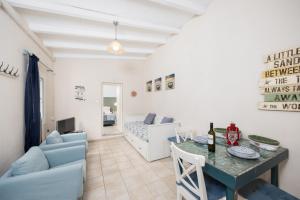 Posezení v ubytování Levrecchio Beach Cottage