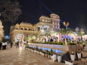 Bazén v ubytování Raj Vilas Resort Dhanbad nebo v jeho okolí