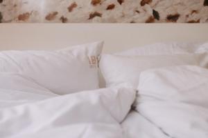 Ein Bett oder Betten in einem Zimmer der Unterkunft 18Arts Hotel - Living in a Gallery!