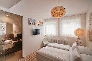 TV/Unterhaltungsangebot in der Unterkunft 18Arts Hotel - Living in a Gallery!