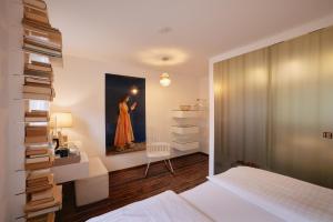 Ein Bett oder Betten in einem Zimmer der Unterkunft 18Arts Hotel - Living in a Gallery!