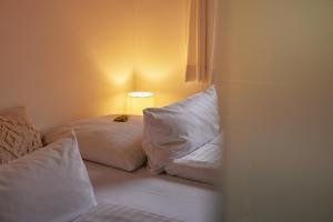 Ein Bett oder Betten in einem Zimmer der Unterkunft 18Arts Hotel - Living in a Gallery!
