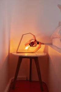 Ein Bett oder Betten in einem Zimmer der Unterkunft 18Arts Hotel - Living in a Gallery!