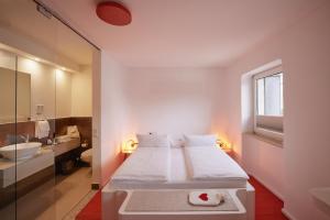 Ein Bett oder Betten in einem Zimmer der Unterkunft 18Arts Hotel - Living in a Gallery!