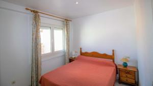 En eller flere senge i et værelse på ATICO EN PRIMERA LINEA - Cala Montero Alcoceber Albert Villas + 8 billeder