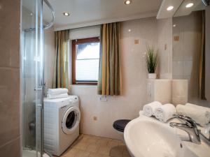 ein Badezimmer mit Waschbecken und Waschmaschine in der Unterkunft Appartement Robert - by NV-Appartements in Kirchberg in Tirol