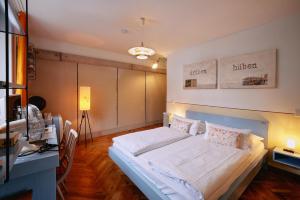 Ein Bett oder Betten in einem Zimmer der Unterkunft 18Arts Hotel - Living in a Gallery!